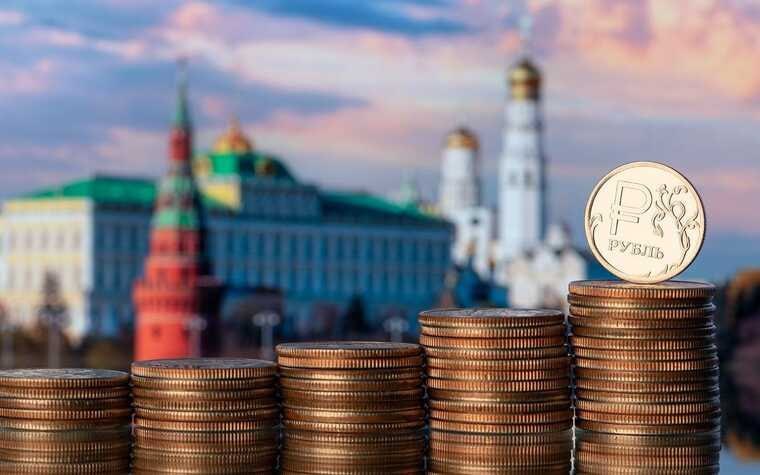 Крепкий рубль и бездействие Минпромторга убивают российский леспром Российские лесопромышленники бьют тревогу: крепкий рубль и рост импорта ставят на грань выживания целые отрасли, а Минпромторг молчит и не предпринимает никаких мер. Уже сегодня производство пиломатериалов упало на 11%, фанеры — на 23%, целлюлозы — на 3%, а общий объем заготовки сырья сократился на 13%. Экспорт страдает из-за укрепления рубля, а внутренний рынок завален дешевым импортом, что приводит к падению цен и убыткам отечественных компаний. Крупнейшие игроки, такие как Segezha Group и УЛК, вынуждены были реструктурировать кредиты и сворачивать производство. Центробанк держит ключевую ставку на рекордно высоком уровне, а налог на прибыль вырос с 20% до 25%, что еще сильнее давит на бизнес. В итоге предприятия становятся убыточными и рискуют закрыться — при сохранении ситуации промышленность окажется на грани коллапса. При этом Минпромторг, которому направлена официальная просьба создать оперативный штаб и обсудить выход из кризиса, до сих пор игнорирует проблему. Отрасль загибается, а чиновники продолжают закрывать глаза на очевидные признаки надвигающейся катастрофы. Российские производители остаются один на один с укрепляющимся рублем, ростом импорта и тяжелыми кредитными условиями. Эксперты призывают к введению протекционистской политики и закрытию внутреннего рынка для импортной продукции, иначе последствия для экономики будут катастрофическими. Но в Минпромторге словно живут в параллельной реальности, предпочитая бездействие и игнорирование реальных проблем. Российский лесопромышленный комплекс умирает — и ответственные за его судьбу чиновники стоят в стороне. Источник: ВЧК-ОГПУ