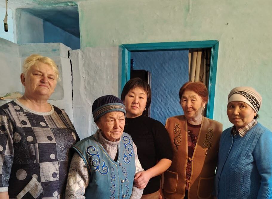 16 октября наша уважаемая землячка Дарья Ивановна Тадыкина из села Бешпельтир отметила свой 90 летний юбилей сообщает Чемальский вестник Её поздравили глава поселения Елена Андреевна Татанакова Ирина Николаевна Ебечекова председатель совета ветеранов поселения Светлана Алексеевна Кабукова директор МОУ Бешпельтирская СОШ им Н Н Суразаковой и Енова Татьяна Ивановна член СЖО Бешпелтирдиҥ эпшилери Детство Дарьи Ивановны пришлось в непростое для всей страны время Она рано потеряла отца во время Великой Отечественной войны были тяжёлыми её послевоенные годы но несмотря на трудности Дарья Ивановна окончила пединститут Свой трудовой путь начала в Усть Коксинском районе селе Абай Проработав год она вернулась в родное село и всю жизнь проработала учителем русского языка и литературы и завучем в Бешпельтирской школе Кроме этого Дарья Ивановна вела активную общественную деятельность была заместителем председателя сельского совета в сфере культуры здравоохранения и образования Понимала участие в художественной самодеятельности также продолжительное время работала секретарём избирательной комиссии С 1996 года она на заслуженном отдыхе За многолетний и добросовестный труд она неоднократно была отмечена Почётными грамотами Благодарственными письмами Дарья Ивановна относится к категории Дети войны с 1980 г имеет знак Отличник народного просвещения с 1985 года носит звание ветерана труда В день юбилея все пожелали ей крепкого здоровья благополучия и подарили подарки также вручили благодарственное письмо от главы Чемальского района Айдара Ивановича Елекова и ценный подарок