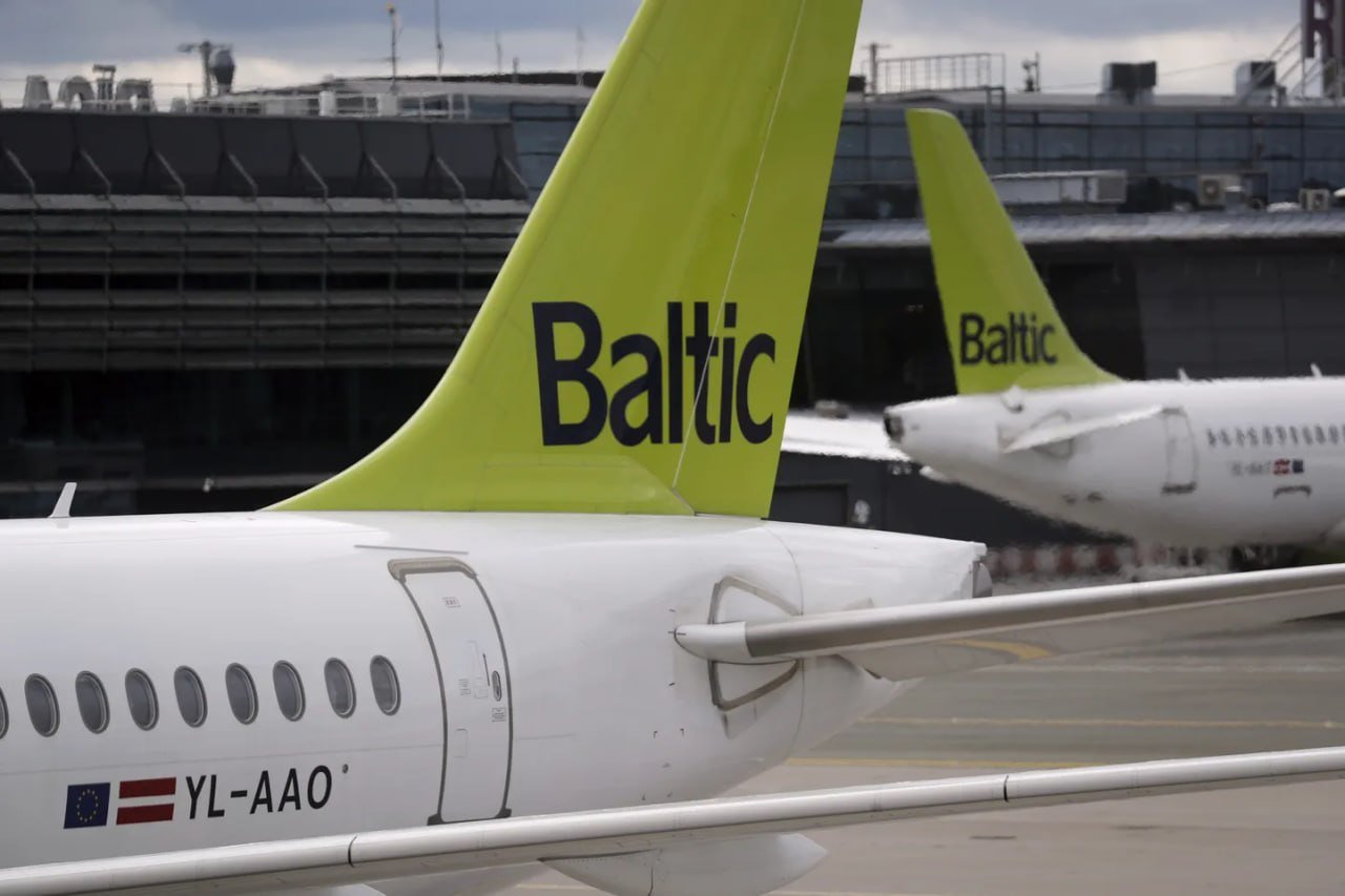 AirBaltic добавит несколько невероятных прямых маршрутов из Таллинна  Авиакомпания AirBaltic продолжает расширять свою карту полетов и откроет в следующем летнем сезоне пять новых направлений из Таллинна: в Барселону, Гамбург, Пальму-де-Майорку, Рейкьявик и Тирану.  Реагируя на спрос пассажиров и анализируя структуру движения, AirBaltic также планирует увеличить частоту рейсов на четырех прямых маршрутах из Таллинна - Брюссель, Париж, Копенгаген и Мюнхен. Кроме того, будут открыты четыре новых маршрута из Риги и семь из Вильнюса, что добавит в общей сложности 16 новых рейсов в воздушном пространстве стран Балтии, сообщила авиакомпания.