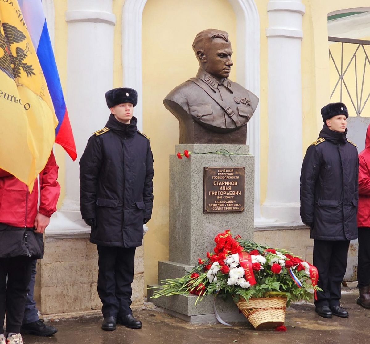 В Орле установлен бюст разведчику Старинову     На улице Гуртьева состоялось открытие разведчику Илье Старинову, готовившему в годы Великой Отечественной войны советских диверсантов. Малой родиной Старинова является Болхов, где бюст был установлен еще восемь лет, теперь же пришло время и областного центра.  ↗  Прислать новость   Подписаться