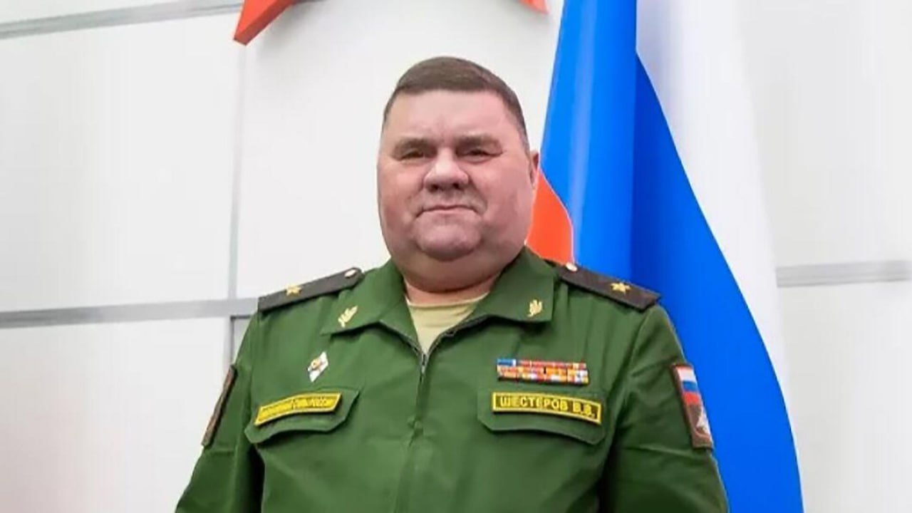 Дело бывшего замначальника ГУ инновационного развития МО РФ генерала Владимира Шестерова будет рассмотрено в особом порядке, так как он полностью признал вину. Его обвиняют в мошенничестве при строительстве парка «Патриот» и многомиллионных хищениях. Обвиняемыми по этому делу также проходят директор парка «Патриот» Вячеслав Ахмедов и экс-замминистра обороны РФ Павел Попов. По версии следствия, в 2022-2024 годах фигуранты внесли в документы ложные сведения о выполнении строительства в «Патриоте» и похитили свыше 25 млн рублей. В результате ущерб Минобороны РФ был оценен как особо крупный. Особый порядок рассмотрения уголовного дела предполагает более мягкое наказание, а приговор будет вынесен без проведения судебного изучения собранных обвинением доказательств вины подсудимого.