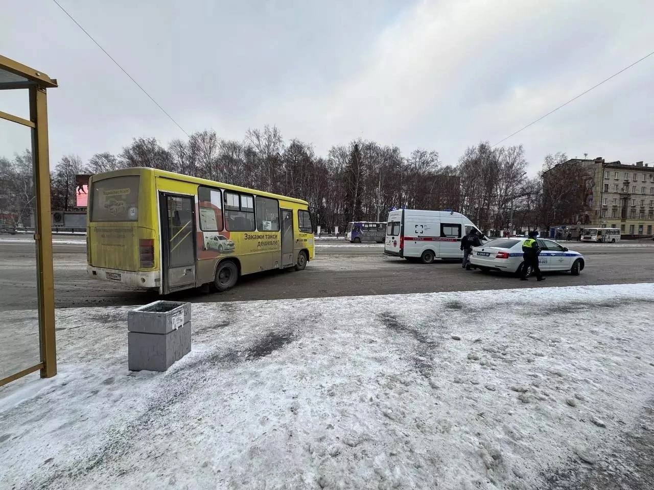 Интересно, как?   В центре сегодня днем произошло ДТП с автобусом. На кадрах видно, что автобус маршрута №14 встал практически поперек проезжей части. На дороге расположили знак аварийной остановки. На место приехала бригада скорой помощи, а также уже работали сотрудники ДПС.  В отделении пропаганды ГИБДД TagilCity предварительно сообщили, что автобус наехал на пешехода. Более подробная информация будет дана позже.  Фото: TagilCity