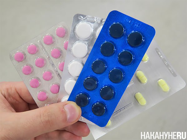 Союз пациентов раскритиковал Минздрав за работу с жизненно важными лекарствами Всероссийский союз пациентов ВСП направил главе кабмина России Михаилу Мишустину письмо, в котором подверг критике работу комиссии Минздрава по формированию перечней лекарств и минимального ассортимента препаратов, которые нужны для оказания медицинской помощи. Там считают, что комиссия блокирует доступ к инновационным лекарствам и препятствует сохранению бюджетных средств. В письме сказано, что в 2024 году федеральный и региональные бюджеты не смогли сэкономить около 3 млрд руб. на закупках лекарств. Во время обсуждения о принятии препаратов в госпрограммы члены комиссии высказываются против включения инновационной терапии, "вольно трактуя законодательство". ВСП привела пример, когда весной комиссия заявляла, что решения о включении препаратов нужно принимать с учетом их наличия в клинических рекомендациях. На это возразила Федеральная антимонопольная служба, поскольку клинические рекомендации "лежат в медицинской плоскости и не должны влиять на решения".