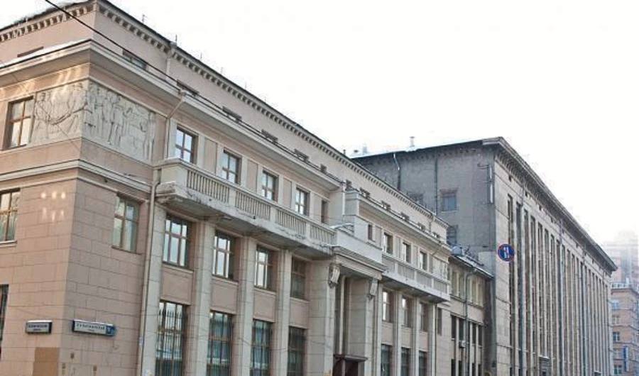 ⏰ ЦНИИчермет в споре с Росимуществом отстоял право на бесплатное пользование госсобственностью  Ведомство требовало от работающего по гособоронзаказу стратегического предприятия стать арендатором земли на общих коммерческих условиях.  Союз машиностроителей России Территориальное управление Росимущества по Москве не смогло принудить ФГУП «Центральный научно-исследовательский институт черной металлургии им. И.П. Бардина» к заключению договора аренды на земельный участок, где расположен комплекс зданий учреждения. В ходе разбирательства ЦНИИчермет смог доказать, что по закону имеет право на безвозмездное пользование землей, поскольку является исполнителем гособоронзаказа. Арбитражный суд Москвы решением от 28 июля поддержал позицию института, освободил его от арендной платы по коммерческому тарифу до конца 2027 года и обязал Росимущество подписать соответствующие документы. Читать эксклюзив подробнее…  #mashnews_эксклюзив