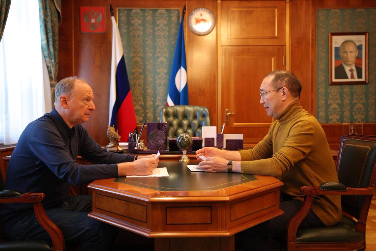 В Якутию прибыл помощник Президента России председатель Морской коллегии РФ Николай Платонович Патрушев Обсудили перспективу создания международного транспортного коридора с выходом по реке Лена на Северный морской путь а также проект строительства морского порта в Хараулахской бухте моря Лаптевых будущего ключевого объекта коридора Мохэ Найба Отдельно затронули формирование Трансарктического транспортного коридора Внимание также уделили задачам по обновлению флота Ленского бассейна и темам находящимся в работе Морского совета при Главе Республики Саха Якутия Эти направления имеют стратегическое значение для укрепления транспортного потенциала Якутии и развития арктической логистики Подписывайтесь на мой канал в MAX