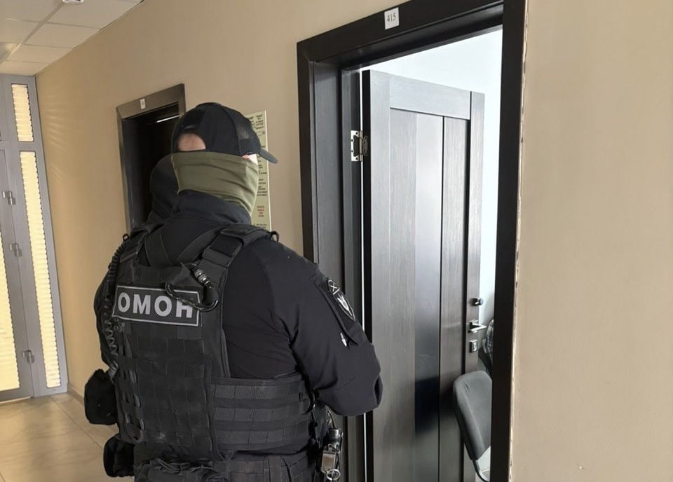 К главному инженеру водоканала Ростовской области нагрянули с обысками Силовики нагрянули с обысками к главному инженеру ГУП РО «Управление развития систем водоснабжения». Против него возбудили уголовное дело по подозрению в получении взятки, сообщает пресс-служба УФСБ России по Ростовской области. Оперативники выяснили, что инженер получил 500 тысяч рублей за покровительство по службе сотрудникам филиала «Шахтинский» ГУП РО «УРСВ» при проведении работ по ремонту магистрального водоканала в Шахтах. В связи с этим следственный комитет возбудил уголовное дело по признакам преступления части 5 статьи 290 УК РФ. Также в доме и на рабочем месте подозреваемого прошли обыски. В данный момент правоохранители занимаются документированием других эпизодов его противоправной деятельности. Подписаться на "Новости Ростова" Прислать новость