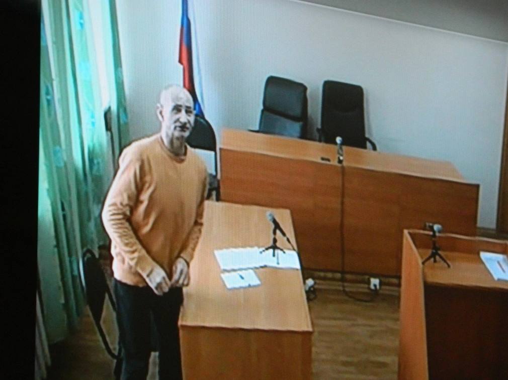 Подсудимый за взятку для начальства ИК 37 бизнесмен Попов ушёл на СВО Бизнесмен из Горнозаводска Олег Попов подписал контракт с минобороны РФ и отправился участвовать в СВО на Украине На этом основании Чусовской городской суд выделил его уголовное дело в отдельное производство и приостановил по нему разбирательство Ранее трижды судимому Попову грозило от 5 до 10 лет лишения свободы со штрафом до 12 млн руб за посредничество во взяточничестве в интересах начальника ИК 37 Ильи Асламова Ранее РБК Пермь сообщал что директора и единственного учредителя ООО Кедр оптовая торговля древесиной сырьем и необработанными лесоматериалами Олега Попова задержали 17 марта 2024 года Согласно окончательному обвинению бизнесмен выступил в 2023 году посредником во взяточничестве то есть непосредственной передаче взятки по поручению взяткополучателя в крупном размере п б ч 3 ст 291 1 УК РФ Фото Михаил Лобанов rbc perm