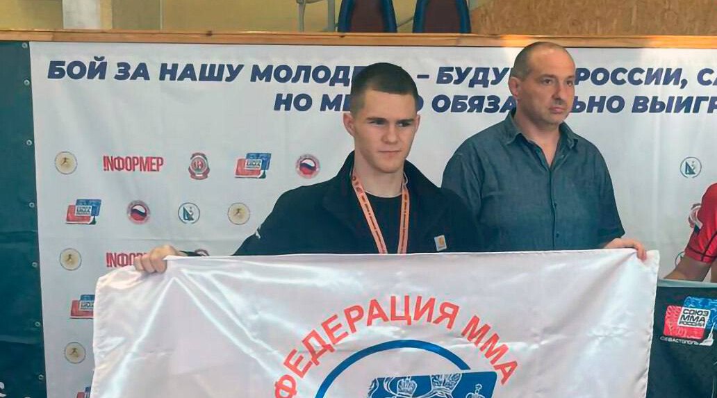 Спортсмены из Запорожской области завоевали медали на фестивале боевых искусств в Севастополе Сборная Запорожской области приняла участие в III Фестивале боевых искусств «Славься Отечество», который проходил в Севастополе с 20 по 23 июня и был посвящен памяти погибших военнослужащих. Спортсмены региона завоевали призовые места в соревнованиях по смешанному боевому единоборству ММА . Серебряные медали получили: Кирилл Чупов; Владислав Розумный; Богдан Катунин. Бронзовыми призерами стали: Андрей Барбарчик; Максим Литвиненко; Александр Поясов; Илья Кордий; Максим Трандафилов. #ЗАНмолодежка Фото: Телеграм-канал «Подслушано. Запорожская область» , VK и ОК и читайте новости на нашем сайте