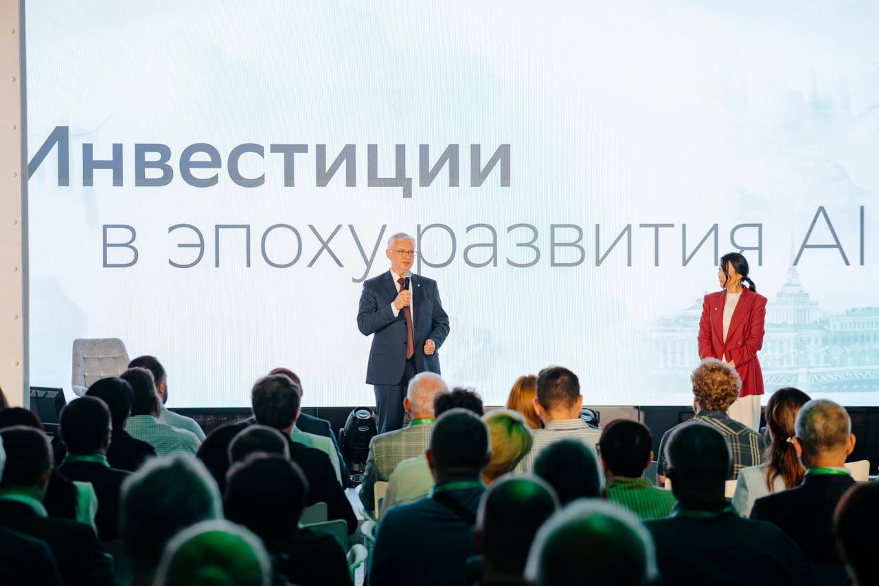 ℹ Состоятельные клиенты СберИнвестиций активно используют преимущества ИИС-3. За год сумма активов на их счетах ИИС выросла в 30 раз, а объем пополнений — в 93 раза. Об этом рассказали Аиша Кубезова, руководитель брокерского бизнеса Сбера, на конференции «Инвестиции в эпоху развития ИИ», которую СберИнвестиции провели в Санкт-Петербурге. На первой встрече в Санкт-Петербурге, эксперты и спикеры озвучили ряд инициатив для улучшения условий для инвесторов: • Создать на базе ИИС-3 семейный инструмент • Не увеличивать срок владения ИИС для получения льгот; • Разрешить брокерам самостоятельно передавать данные в ФНС; • Вернуть льготы за долгосрочное владение бумагами, купленными ранее на ИИС. На мероприятии поделились эксклюзивной аналитикой и рассказали, как связаны инвестиции и искусственный интеллект. Особый интерес вызвали выступления представителей крупнейших эмитентов. А еще участники узнали на практике, как в эпоху AI прокачать мозг и услышали песню, музыка и слова которой полностью написаны ИИ.