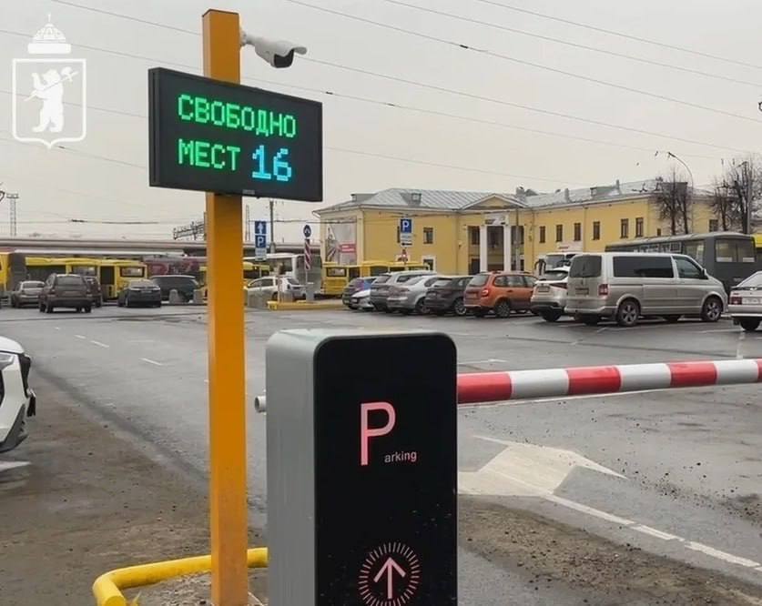 Утверждены максимальные тарифы на платную парковку в Ярославской области  Постановление подписано губернатором Михаилом Евраевым. Теперь за парковку транспортных средств разных категорий придётся платить по новым тарифам:    Для мотоциклов и скутеров  категории А и М  максимальная ставка составит 120 рублей в час.    Для легковых автомобилей  категория В  — 230 рублей в час.    Для остальных транспортных средств, включая автобусы и грузовики, — 450 рублей в час.  Бесплатно же оставить машину получится не более чем на 10 минут, если это время превышено, плата исчисляется с момента занятия транспортным средством парковочного места.    Подписаться        Чат Свободный Ярославль