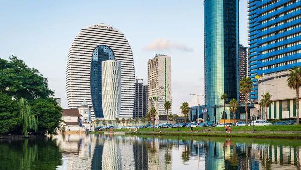 Премьер Грузии Ираклий Кобахидзе анонсировал проект двух городов 6 6 млрд Премьер министр Грузии Ираклий Кобахидзе заявил о сотрудничестве с инвесторами из Объединенных Арабских Эмиратов ОАЭ В рамках инициативы планируется возвести два новых города общей стоимостью 6 6 млрд Строительство начнется в 2026 году и займет около десяти лет Разработка предполагается на площади 850 гектаров где 600 га отведены под Аджарию оставшиеся 250 под Тбилиси Инвесторы гарантируют полное обеспечение финансирования данного масштабного проекта investing investing