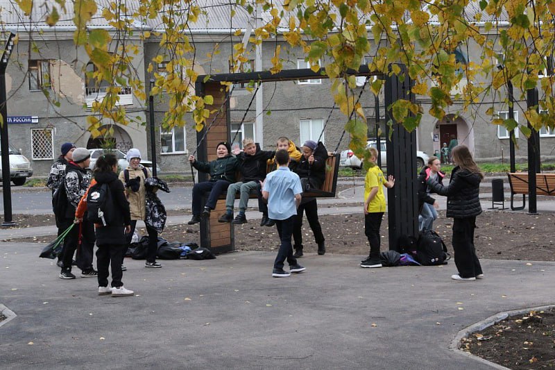 В сквере на улице Варяжской в Кемерове завершается благоустройство   Продолжается благоустройство сквера на улице Варяжской в жилом районе Промышленновский  Работы ведутся по нацпроекту «Жилье и городская среда».  В любимом месте прогулок жителей района уже обновили пешеходные дорожки, смонтировали бордюрный камень и опоры освещения. Отличным подарком для детворы стали большие городские качели. Скоро здесь появится и игровая площадка. А пока подрядчики заняты озеленением – высаживают молодые деревья и кустарники.  Ещё одно новшество: в сквере на Варяжской установили арт-объект в виде ажурного шара с подсветкой, такой же, как в сквере на улице Леонова в Кировском районе.