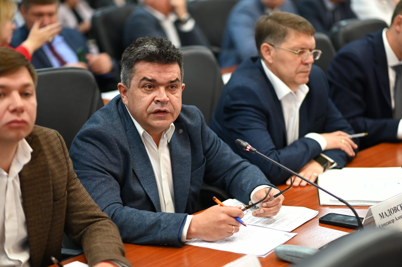 «Каждый объект должен быть на контроле»: Евгений Наумов поручил усилить охрану на строительных площадках города В преддверии школьных каникул особенно актуальным становится вопрос безопасности детей. О недопущении проникновения посторонних на строительные площадки города говорили на аппаратном совещании в администрации Краснодара под председательством Евгения Наумова. Директор департамента строительства Александр Мадовский доложил, что сотрудники департамента постоянно информируют всех собственников незавершённых объектов о необходимости установки ограждений. Эта работа также проводится и администрациями внутригородских округов, а также поселковыми и сельскими администрациями. Читайте нас: Телеграм ВК Дзен