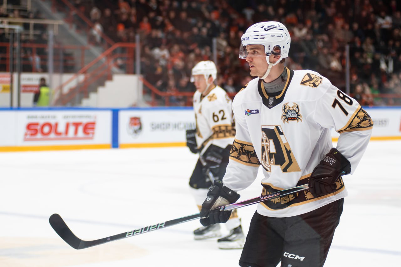 Лучший бомбардир Адмирала Даниил Гутик в результате обмена стал хоккеистом Спартака За новую команду форвард будет выступать под номером 87 Взамен клуб из Владивостока получил Никиту Ефремова Даниэля Усманова и Егора Чезганова а также спортивные права на Максима Мусорова Всего в составе Адмирала Гутик набрал 130 56 74 очков в 219 матчах В этом году он третий раз подряд примет участие в Матче звёзд КХЛ news matchtv КХЛ Кулинич Дмитрий