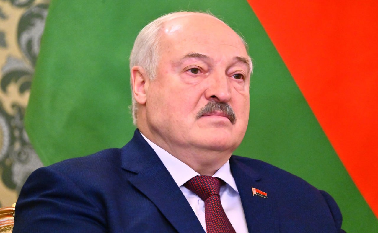 Александр Лукашенко помиловал 16 осужденных в преддверии Дня Независимости  Все они совершили различные преступления, в том числе экстремистской направленности.   Среди помилованных восемь женщин и восемь мужчин, сообщил Пул Первого. Трое из них старше 50 лет. Двое имеют хронические заболевания, один является инвалидом. У девяти осужденных есть несовершеннолетние дети.