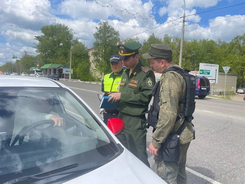 Следователи и госавтоинспекторы ловили в Чехове уклонистов и вручали им повестки в военкомат  Сотрудники военного следственного отдела Следственного комитета России по Чеховскому гарнизону совместно с сотрудниками ГИБДД и военного комиссариата провели проверку соблюдения требований законодательства по воинскому учету среди граждан, которые работают на территории городского округа Чехов.  Рейд проходил на улице Чехова. Проверяющие остановили 32 водителя такси. Выявили двоих, получивших российское гражданство и уклоняющихся от постановки на воинский учет и призыва на военную службу.  «В ходе проведенного рейда указанным гражданам, уклоняющимся от постановки на учет, вручены соответствующие повестки и последние доставлены в военный комиссариат городского округа Чехов Московской области, где в установленном законом порядке будет принято решение о постановке их на воинский учет», - сообщается в релизе военного Следственного комитета России по Чеховскому гарнизону..