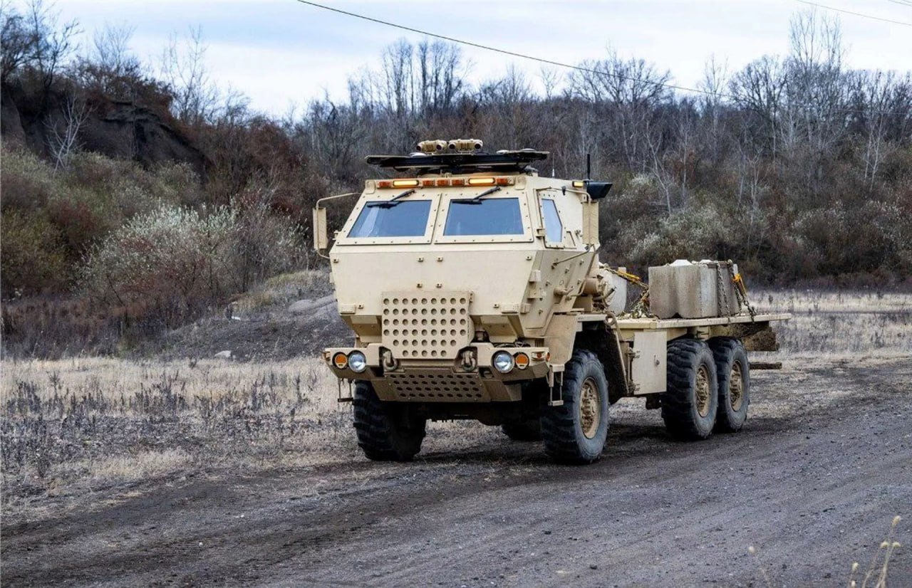 Lockheed Martin впервые продемонстрировала автономную работу условного макета установки HIMARS, использовав для испытаний беспилотные технологии.  Система самостоятельно передвигалась и управлялась без экипажа, применяя, по заявлению производителя, полностью пассивные сенсоры для ориентации в пространстве. Это позволяет проводить операции ночью и в сложных условиях, не раскрывая позиции даже для радиоэлектронной разведки врага. Технология совместима с существующим парком HIMARS и обеспечивает возможность как автономной, так и управляемой работы. В планах армии США использовать такие установки в роли "ведомых", вероятно для сопровождения управляемых установок, что увеличивает потенциальную огневую мощь и снижает риски для экипажа. В 2025 году запланированы дополнительные испытания для интеграции этой технологии в боевые сценарии.  Подписаться     Сайт G.A.M.A