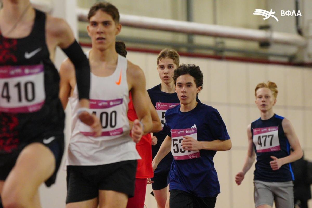 Воронежские легкоатлеты завоевали три медали на всероссийских соревнованиях в Казани В Казани проходят масштабные Всероссийские соревнования по легкой атлетике памяти Ю М Красильникова в которых участвуют более 1000 юных спортсменов из разных регионов страны Воронежские легкоатлеты успешно выступили в возрастной категории до 20 лет завоевав три медали в первые два дня состязаний Серебряную награду на дистанции 3000 метров с результатом 8 36 71 завоевал Степан Платицин установивший личный рекорд Бронзовым призёром в беге на 200 метров среди девушек стала Алина Шайтанова показавшая время 25 79 секунды Ещё одну бронзовую медаль на дистанции 800 метров завоевал Тимур Бельмасов с результатом 1 54 69 Подписаться на VRN Град