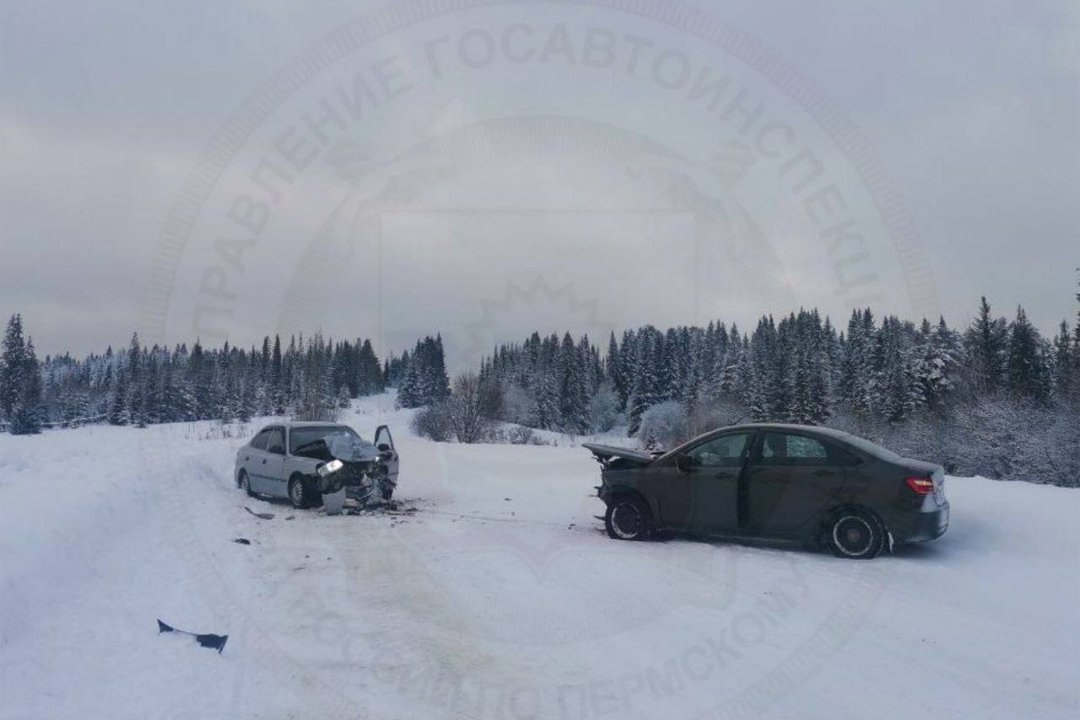 На территории Октябрьского округа Пермского края произошло ДТП. В автоаварии пострадали пять человек, включая двух детей.  Водитель одного из автомобилей выехал на полосу встречного движения: