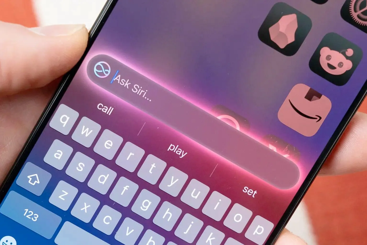 Apple выплатит 250 млн владельцам iPhone в США за задержку выхода новой Siri В коллективном иске говорилось что Apple вводила покупателей в заблуждение рекламой персонализированной Siri на базе Apple Intelligence при выходе iPhone 16 осенью 2024 года В реальности эти функции были не готовы поэтому Apple пришлось отложить их релиз По мнению истцов Apple нарушила закон о защите прав потребителей потому что люди покупали устройства рассчитывая на функции которых фактически не существовало или они были существенно преувеличены Apple не признала себя виновной но согласилась на компенсацию чтобы не затягивать судебный процесс Ориентировочная выплата составит 25 за устройство но она может увеличиться до 95 если количество заявок будет небольшим   www iphones ru 1370944 новости iphonesru