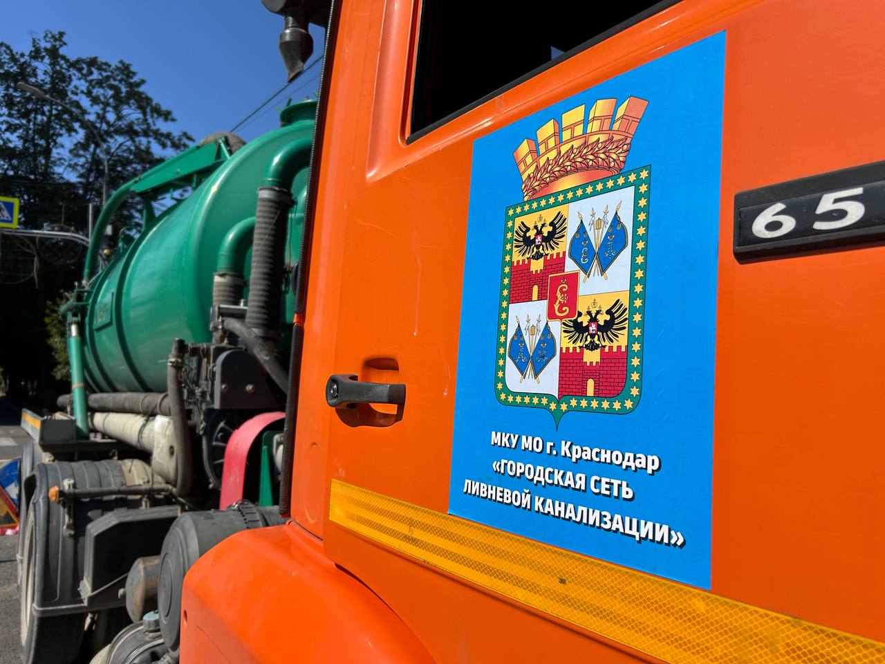 С августа прошлого года в Краснодаре работает специализированное муниципальное учреждение «Городские сети ливневой канализации». Его специалисты эксплуатируют, ремонтируют и содержат ливнёвки, выдают техническую документацию для подключения к сетям, работают с абонентами.   Ближайшие планы и задачи учреждения обсудили на совещании с моими заместителями и руководителем учреждения Артёмом Мироновым.  В планах на этот год - приступить к реализации 5 проектов по строительству сетей по улицам Почтовой, Садовой, Таманской, Дежнёва, 1-му проезду Айвазовского. Также проведём капитальный ремонт коллектора по улице Снесарева от Валерия Гассия до спуска в реку Кубань.   Это позволит обеспечить надёжное водоотведение на этих участках улично-дорожной сети, минимизировать риск подтоплений.   Также в 2025 году планируем выполнить проектирование строительства трёх значимых объектов - сетей водоотведения в посёлке Северном, по улицам Дальней, Тургенева и Монтажников, а также дополнительного коллектора по улице Московской.  Отдельно отмечу, что ведётся большая работа по обследованию существующих сетей, в том числе, чтобы остановить выбросы в реку Кубань. С начала 2025 года специалисты выявили 115 незаконных подключений к ливневой канализации. Выдано 114 уведомлений, затампонировано 27 незаконных подключений.  #дорогиКРД