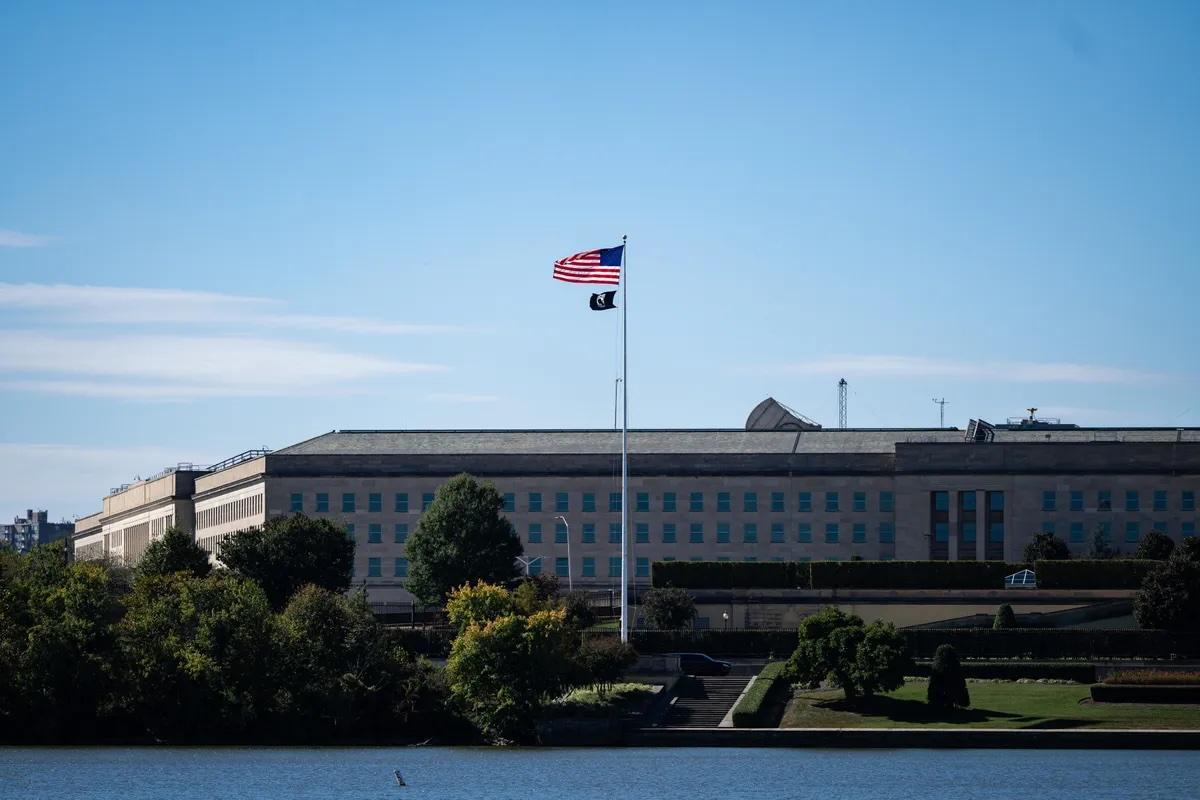 Министерство обороны заявило что выбрало систему Gemini от Alphabet Inc для государственных нужд чтобы обеспечить возможности искусственного интеллекта для примерно трёх миллионов гражданских и военных сотрудников Будущее американской войны здесь и это пишется как ИИ Программное обеспечение поможет военным быстро анализировать видео и изображения Новая платформа известная как GenAI mil предназначена для того чтобы внести культурные изменения основанные на искусственном интеллекте которые будут доминировать на цифровом поле боя в течение многих лет говорится в заявлении Пентагона Эта платформа предоставляет самые мощные в мире передовые модели искусственного интеллекта в распоряжение каждого американского солдата Мы продолжим активно внедрять лучшие мировые технологии чтобы сделать наши вооружённые силы более смертоносными чем когда либо В июле Google Cloud от Alphabet объявила о контракте на 200 миллионов долларов на предоставление возможностей искусственного интеллекта Министерству обороны а другие известные компании занимающиеся искусственным интеллектом включая OpenAI xAI от Илона Маска и Anthropic PBC также получили аналогичные контракты Google уже предоставляет возможности искусственного интеллекта ВМС США ВВС США и Подразделению оборонных инноваций Пентагона Telegram Дзен MAX