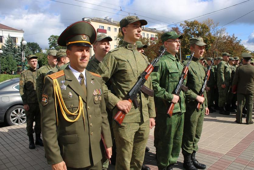 150 студентов Гомеля приняли военную присягу на верность Родине 27 августа на площади Победы в Гомеле 150 студентов из Белорусского государственного университета транспорта БелГУТ Гомельского государственного университета им Ф Скорины и Гомельского государственного технического университета им П О Сухого принесли военную присягу став офицерами запаса Об этом сообщает БЕЛТА Для четверокурсника БелГУТа Матвея Канышко этот день стал значимым Присяга ответственный шаг Мы благодарны преподавателям военно транспортного факультета за знания и практику полученные на сборах Мы готовы защищать Отечество и выполнять любые задачи поделился он Студент БелГУТа Даниил Колосов сравнил присягу с клятвой Гиппократа для медиков На факультете мы получили ценные знания по военной дисциплине Я планирую связать свою жизнь с Вооружёнными Силами Беларуси рассказал он Даниил гордится своими прадедом и прабабушкой партизанами Великой Отечественной войны и видит в военной службе продолжение семейной традиции Военный комиссар Гомельской области Андрей Кривоносов подчеркнул символичность места проведения присяги у памятника братьям Лизюковым героям защитникам Родины Вы стали на путь защитников Отечества Впереди у вас время для подготовки к достойной службе отметил он Ректор БелГУТа Николай Казаков назвал присягу не только правовым но и моральным актом Слова клятвы невелики но глубоки по смыслу Они отражают суть военной службы верность доблесть и готовность исполнять долг Несите эти слова в сердце всю жизнь напутствовал он Начальник военно транспортного факультета Дмитрий Ляпоров пояснил что студенты два с половиной года обучались по программе подготовки офицеров запаса изучая общевойсковые и специальные дисциплины Наш университет обладает современной базой для подготовки Поступить на факультет могут только лучшие прошедшие строгий отбор по здоровью физподготовке и успеваемости добавил он Беларусь Гомель ВоеннаяПрисяга БелГУТ ОфицерыЗапаса Родина Оборона ПлощадьПобеды ВоеннаяПодготовка Студенты Патриотизм ВооружённыеСилы VK Instagram TikTok ZhivetZheBelarus