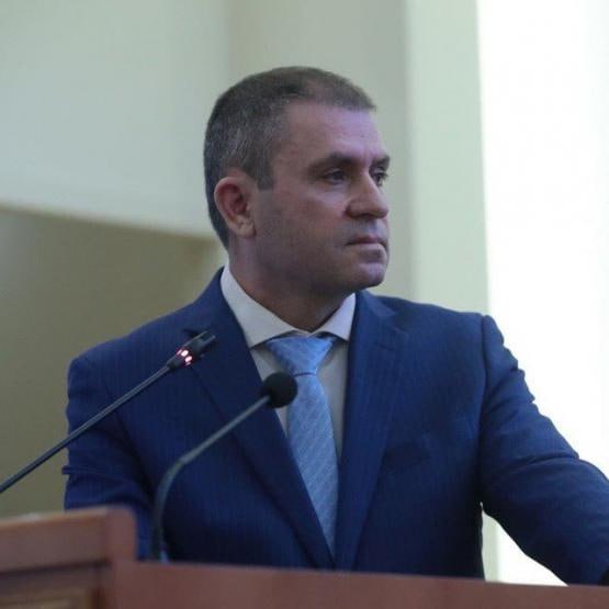 Экс-министра сельского хозяйства Ростовской области выпустили из СИЗО Ленинский районный суд смягчил меру пресечения бывшему министру сельского хозяйства Ростовской области Константину Рачаловскому. Из следственного изолятора его перевели под домашний арест. Также наложен запрет на определенные действия. - Ему запрещено общение со свидетелями и иными участниками судопроизводства, а также использование средств связи и интернета. Сроки такой меры пресечения - компетенция следствия, - пояснили в объединенной пресс-службе судов региона. Напомним, Рачаловский был задержан 17 февраля. Его обвиняют в превышении должностных полномочий. По версии следствия, реализуя государственную программу развития сельского хозяйства, бывший министр незаконно выделил субсидии сельхозпредприятиям за счет средств федерального и областного бюджетов. Таким образом он, по мнению следователей, он может быть причастен к хищению из федерального и областного бюджетов 155,2 миллионов рублей. В апреле Ленинский районный суд арестовал чиновника. Подписаться на "Новости Ростова" Прислать новость