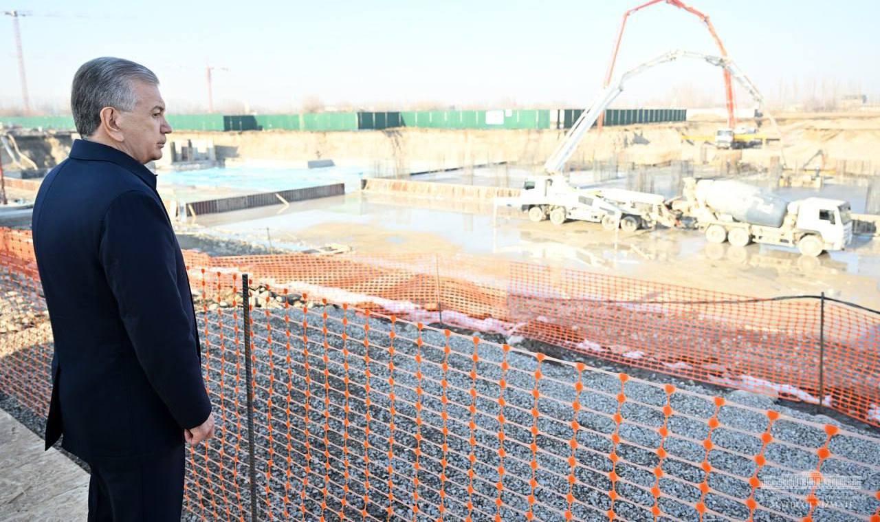 Шавкат Мирзиёев даст старт строительству нового футбольного стадиона в Новом Ташкенте Сегодня глава государства ознакомится с проводимой в столице созидательной работой и изучит проект многофункционального футбольного стадиона в Новом Ташкенте С участием представителей сферы спорта и общественности состоится церемония закладки первого камня которая станет официальным стартом строительства объекта uznews