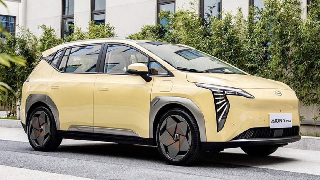 Собственный электрокар разработает Яндекс Компания работает над проектом производства машины такси под собственным брендом сообщили Ведомости с ссылкой на источники Автомобиль будет называться UMO 5 и представлять собой точную копию электрокара GAC Aion Y Plus Компания зарегистрировала товарный знак UMO в Роспатенте 12 ноября Представители китайского автоконцерна GAC и Яндекса уже ведут переговоры с заводами которые могут предоставить площадку для сборки этих машин Стоимость UMO 5 составит 2 4 млн рублей с учетом субсидии на электротранспорт 925 тысяч рублей Фото GAC