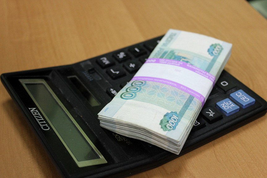 Жителям Улан Удэ почти год задирали плату за тепло Жильцы одного из домов на проспекте 50 летия Октября пожаловались на завышенные начисления за отопление с 1 октября 2024 года по 30 сентября 2025 года Проверку провели специалисты комитета муниципального контроля администрации города Выяснилось что предъявленные объемы потребления не соответствовали показаниям общедомового прибора учета тепла После ПАО ТГК 14 сделало перерасчет который составил почти 135 тысяч рублей Бурятия Подробности в Номер один ЧИТАЙТЕ НАС ВКОНТАКТЕ Сообщить нам свою новость можно по кнопке Письмо в редакцию