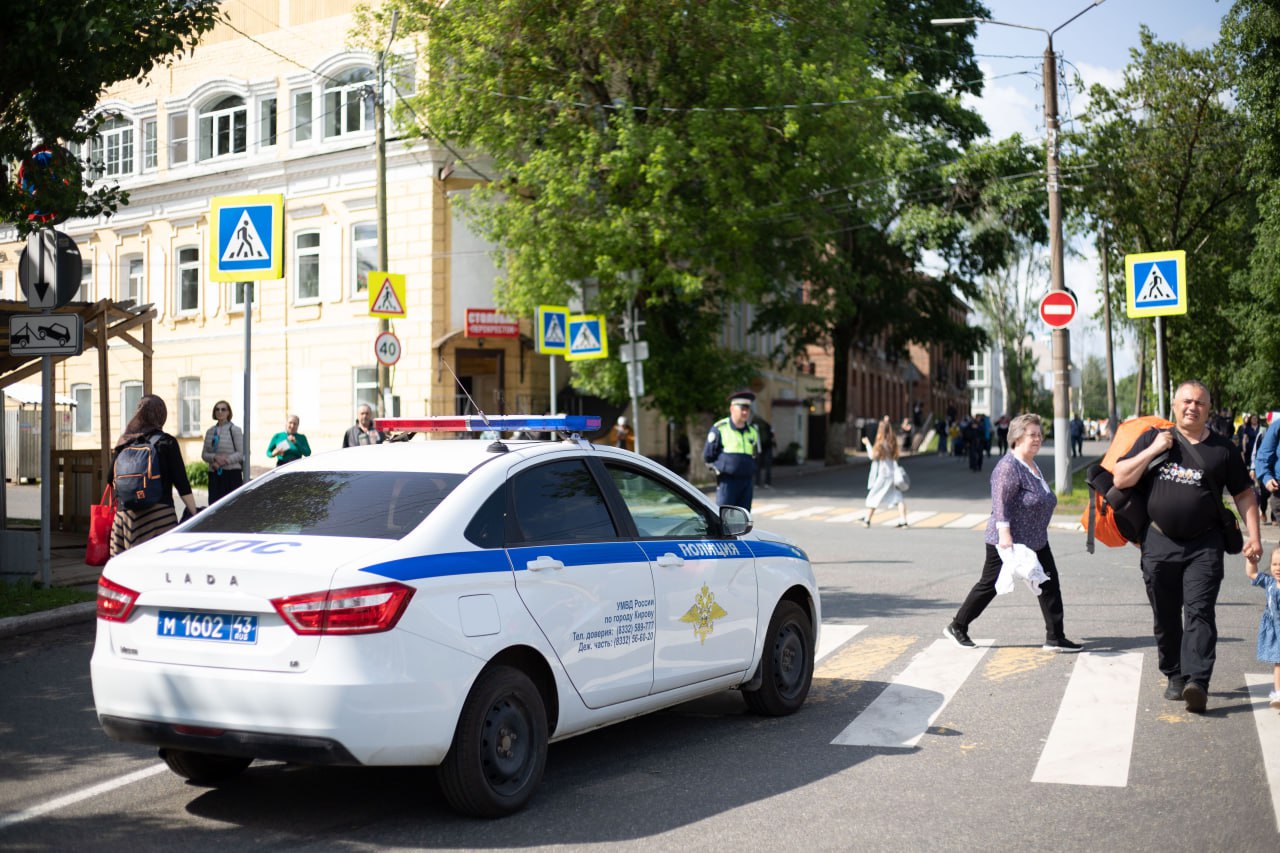 В Кировской области каждая третья авария с участием пешеходов происходит на пешеходных переходах. С начала года в таких ДТП погибли 4 человека, 82 получили травмы. Большинство происшествий случается с 17 до 21 часа, когда видимость ухудшается.