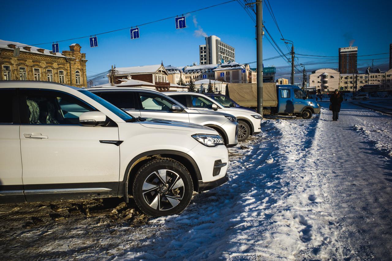 Средний срок автокредита в Челябинской области превысил 6 лет Средний срок автокредитов в Челябинской области продолжает увеличиваться По данным Национального бюро кредитных историй в декабре 2025 года он достиг 6 03 лет увеличившись на 13 1 за год Этот показатель в регионе растёт уже восьмой месяц подряд и достиг наивысшего значения за последний год В декабре 2024 года средний срок составлял 5 33 года Общероссийская тенденция также демонстрирует рост Средний срок кредита на покупку автомобиля в стране составил 5 8 лет что на 12 больше чем годом ранее Это максимальный показатель за последний год Среди регионов лидеров по объёмам автокредитования самые длинные сроки зафиксированы в Краснодарском крае 6 35 лет Ставропольском крае 6 32 лет Тюменской области и Башкортостане по 6 23 лет Наиболее скромные условия предлагают в Москве 5 08 лет и Санкт Петербурге 5 26 лет Вместе с тем наиболее серьезная динамика зафиксирована в Нижегородской области 19 3 до 5 82 лет Чувашской Республике 19 3 до 6 08 лет и Санкт Петербурге 17 3 до 5 26 лет На мой взгляд тренд на удлинение сроков сохранится но его темпы могут замедлиться Всё будет зависеть от динамики ключевой ставки Банка России Если она начнёт снижаться более ощутимо банки смогут постепенно улучшать и другие условия кредитов говорит главный редактор издания Полит 74 Григорий Макеев Вместе с тем главред подчеркивает что резкого сокращения сроков не стоит ждать Эксперт считает что основным сценарием останется осторожная оптимизация условий при сохранении акцента на долгосрочных кредитах как основном инструменте поддержания спроса eugenejut