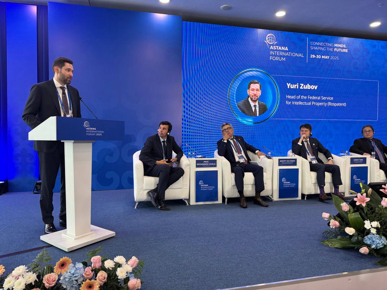 На панельной сессии форума «Астана-2025» рассказал, как Россия трансформирует систему интеллектуальной собственности под реалии цифровой экономики и ИИ Ставка сделана на технологическое лидерство — и в этой стратегии ИС играет системообразующую роль. Мы не просто защищаем результаты — мы помогаем бизнесу и государству ориентироваться в быстроменяющемся мире технологий. Роспатент инициировал создание системы непрерывного мониторинга патентной активности в сфере ИИ. Это инструмент стратегического анализа. Он позволит видеть, где инновации растут быстрее всего, какие направления требуют поддержки, где знания трансформируются в экономическую ценность. Чтобы стимулировать компании вкладываться в применение компьютерных технологий, при участии Роспатента разработан законопроект об ИТ-патентовании. Его задача — обеспечить возможность для превращения цифровых решений, интерфейсов и даже программных функций в полноценные нематериальные активы. Это шаг навстречу малому технобизнесу, который составляет костяк инновационной экономики — как у нас, так и во многих странах. ИИ активно применяется и внутри Роспатента. Используем нейросети и компьютерное зрение для ускорения экспертизы, распознавания объектов и анализа патентной информации. Это сокращает сроки и повышает точность. В таких технологиях видим не только внутреннюю эффективность, но и потенциал международной интеграции — от борьбы с нарушениями на цифровых площадках до создания общих подходов к охране цифровых объектов по всему миру.