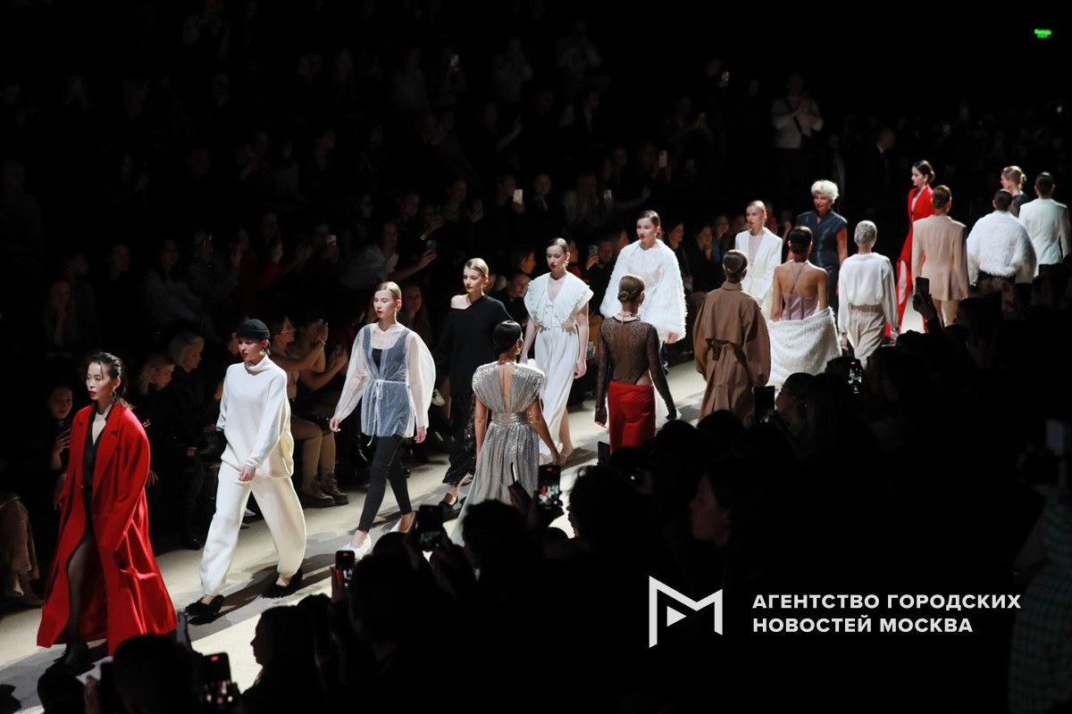 Шестая Московская неделя моды пройдет в Манеже с 12 по 17 марта К ней присоединится около 200 брендов из столицы и других городов России и мира В программе показы новых коллекций отечественных и зарубежных дизайнеров лекции экспертов модной индустрии и фестиваль тематического короткометражного кино Подпишись на Агентство Москва Мы в МАХ