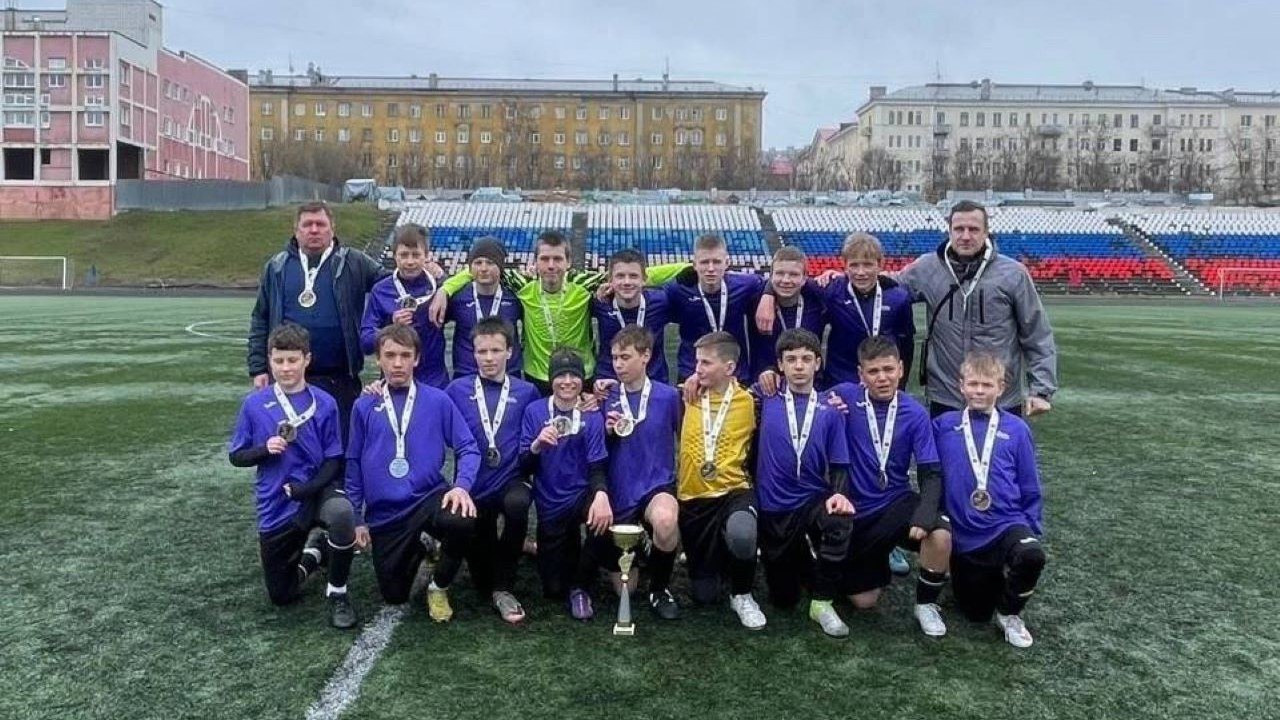 Команда "Олимп" из Апатитов одержала победу в первенстве Мурманской области по футболу Об этом сообщили в министерстве спорта региона. Игры среди мальчиков до 15 лет прошли на центральном стадионе профсоюзов в Мурманске. За звание лучшей сразились пять команд: "Лапландия" Мурманск , ДЮСШ-3 "Надежда" Североморск , ДЮСШ-10 Мурманск , "Олимп" Апатиты , "Юная гвардия" Мурманск . Победителя определяли по итогам однокругового турнира. "Юная Гвардия" заняла второе место, "Лапландия" — третье. В профильном ведомстве напомнили, что в сезоне 2024 года золото первенства Мурманской области по футболу среди мальчиков до 15 лет забрала команда "Юная гвардия". Фото: министерство спорта Мурманской области Подпишись — Вести Мурман