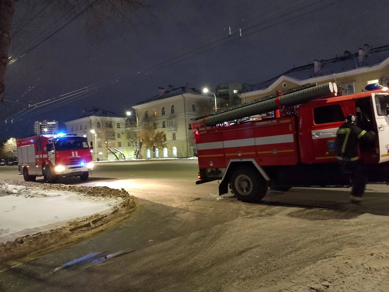 Сегодня, 25 декабря, в Челябинске произошел пожар в общежитии медуниверситета, расположенном на улице Воровского  Никто не пострадал. Студенты оперативно эвакуировались, правда, тепло одеться не успели. Пришлось им немного померзнуть, пока огнеборцы работали.