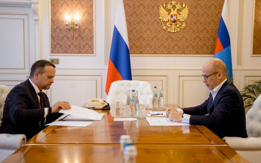 Ремонт трассы  Работы по капитальному ремонту 12-километрового участка федеральной трассы от села Пугачево  Малопургинский район  в сторону могут завершить раньше срока при условии «опережающего финансирования». Об этом было заявлено в ходе встречи Главы Удмуртии Александра Бречалов с новым министром транспорта России Андреем Никитиным.  Его планируется сдать в эксплуатацию в конце 2026 года. Однако рассматривается возможность его запуска уже в 2025 году, при опережающем финансировании. Общая готовность объекта составляет более 57%,  – говорится в сообщении пресс-службы Главы и правительства Удмуртии.  Фото: пресс-служба Главы и правительства Удмуртии    #Удмуртия #Ижевск