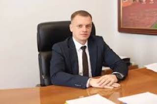 С участием жителей будет обсужден проект благоустройства городского парка. Пожелания ейчан учтут при разработке документации по благоустройству общественной территории. Поручил городской администрации и ответственным за ЖКХ проработать вопрос установки и замены мусорных контейнеров, которые нашему району выделил регоператор. Также необходимо разработать и предоставить график ремонта дорог и планы по приведению их в порядок в будущем. Считаю недопустимым предоставлять людям отписки, когда из года в год «из-за отсутствия денежных средств выполнить ремонт дороги не представляется возможным». Люди должны четко понимать, на какой год запланирован ремонт и, главное, когда будет выполнен. Получаем от жителей сообщения и о несвоевременном вывозе спиленных веток. Приняли решение проработать этот вопрос с ресурсоснабжающими организациями и коммунальными службами. Также со следующей недели будем проверять создание в поселениях минерализованных полос. Нам необходимо обеспечить пожарную безопасность в преддверии летнего жаркого периода.