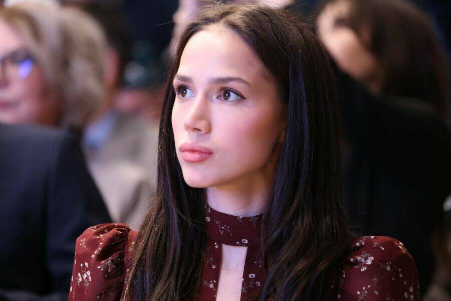 Алина Загитова попала в Книгу рекордов России Олимпийская чемпионка 2018 года Алина Загитова попала в Книгу рекордов России совершив по ее словам полёт на край Земли Олимпийская чемпионка 2018 года выступила с показательным прокатом в Заполярье на единственной в мире плавучей атомной теплоэлектростанции Академик Ломоносов Ради этого я полетела буквально на край Земли в Певек на Чукотке И вышла на лёд там где до меня не выступал никто поделилась Загитова в своём Telegram канале в рамках проекта Сердце Севера Читать полностью