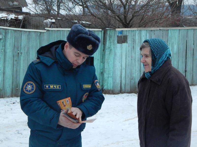 Спасатели Минской области расскажут о правилах безопасности в период новогодних праздников С 15 декабря по 7 января в Минской области проходит акция Безопасный Новый год Спасатели выходят на ледовые катки в торговые центры и на ёлочные базары чтобы напомнить о главных правилах О чём расскажут Новогодняя ёлка как выбрать установить и украсить чтобы избежать пожара Фейерверки где покупать как хранить и безопасно запускать Зимние забавы как кататься с горок и на коньках без травм Погода что делать при сильном морозе гололёде и метели Быт чем опасны сосульки и как безопасно топить камин или пользоваться обогревателем Главная цель чтобы праздники запомнились только чудесами и теплом