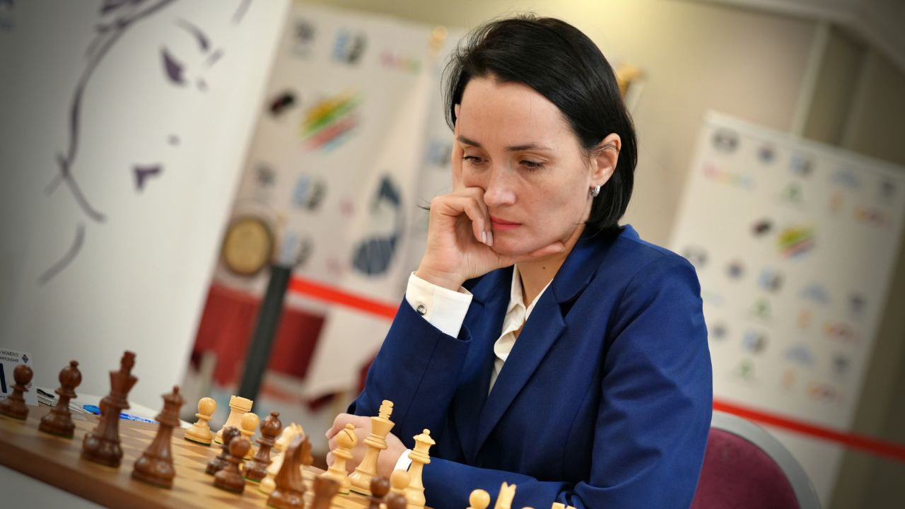 Разгромная победа в третьем туре Женская сборная России обыграла хозяек турнира сборную Испании со счётом 3½ ½ Победы в своих партиях одержали Ольга Гиря Лея Гарифуллина и Полина Шувалова Партия Екатерины Лагно завершилась вничью Ph FIDE chessgames