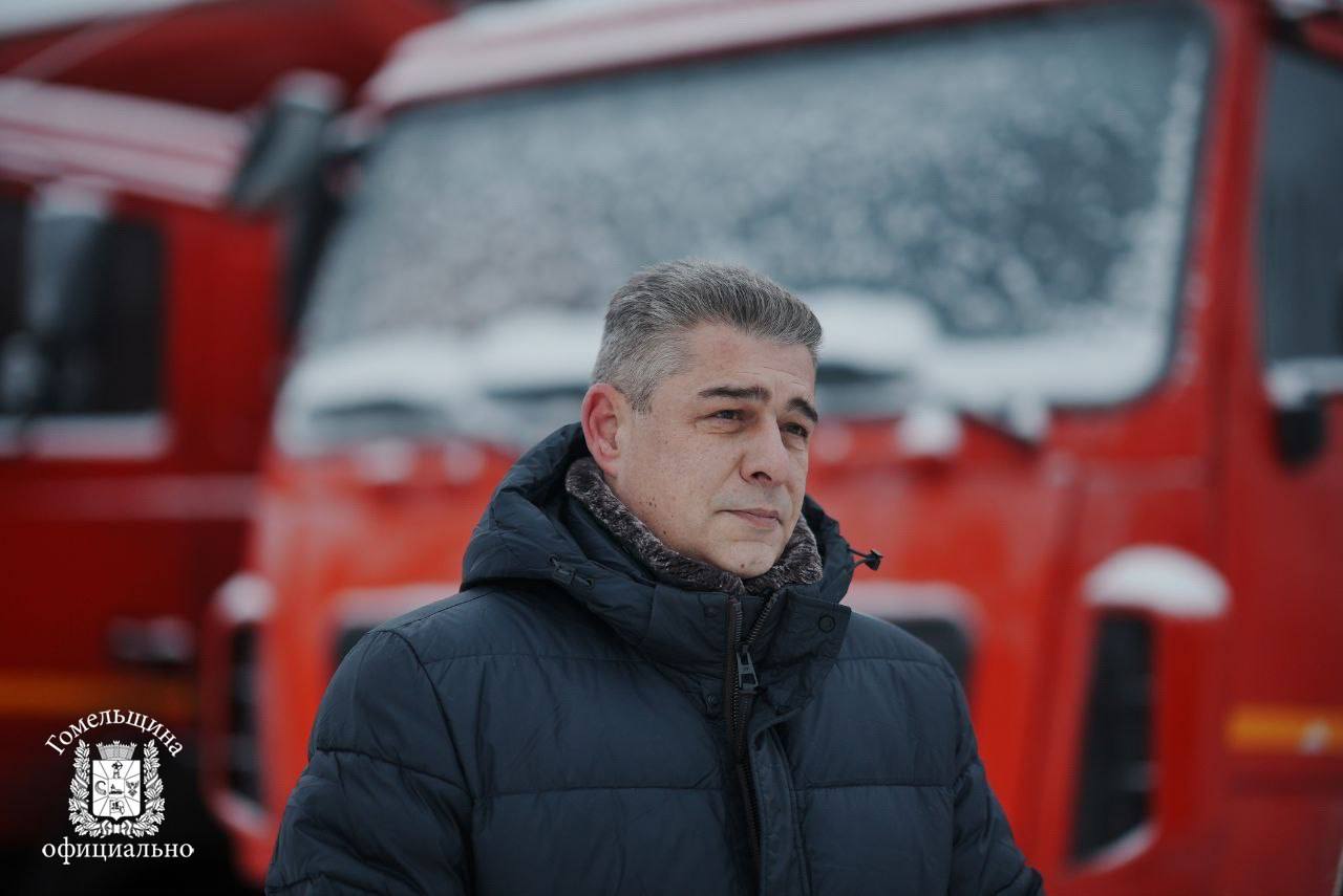 Подводя итоги мониторинга заведующий сектором гостехнадзора комитета по сельскому хозяйству и продовольствию облисполкома Александр Ходаковский отметил что для проведения весенних полевых работ на Гомельщине предусмотрено порядка 10 тысяч единиц техники из них готово более 7500 Из 2500 единиц подлежащих ремонту 280 будут восстановлены на агросервисах куда уже поставлено около 250 единиц Работы ведутся активно линейка готовности к 1 марта будет обеспечена на уровне не менее 95 Сейчас активно закупаются запчасти работы усиливаются Условия труда обеспечены во всех хозяйствах и на ремпредприятиях есть комнаты обогрева в цехах по необходимости установлены дополнительные обогреватели Если температурный режим ниже нормы людям предоставляется дополнительное время для обогрева подытожил Александр Ходаковский