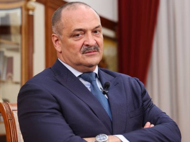 Глава Дагестана Сергей Меликов поздравил жителей республики со 105 летием со дня образования Дагестанской Автономной Советской Социалистической Республики В своём обращении он отметил что декрет ВЦИК от 20 января 1921 года заложил юридическую основу дагестанской государственности и открыл новую страницу общей истории народов республики с Россией Меликов подчеркнул что дагестанцы всегда честно трудились на благо страны защищали Родину в годы Великой Отечественной войны а в конце XX века отстояли конституционный строй и целостность России Он напомнил что 2026 год объявлен Президентом России Владимиром Путиным Годом единства народов России назвав это условием всех будущих побед Меликов выразил уверенность что общими усилиями Дагестан будет развиваться и процветать а молодёжь найдёт своё призвание на родной земле Он пожелал всем жителям республики мира добра и благополучия