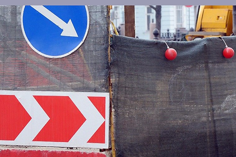 Сегодня в центре Ростова из за работ на канализационных сетях ограничат движение транспортных средств Речь идет о небольшом участке в самом начале ул Красноармейской в районе строения 1Б Как уточнили в администрации города ограничения продлятся по 13 февраля Водителей просят учитывать данную информацию при планировании маршрута Вести Дон Telegram MАX