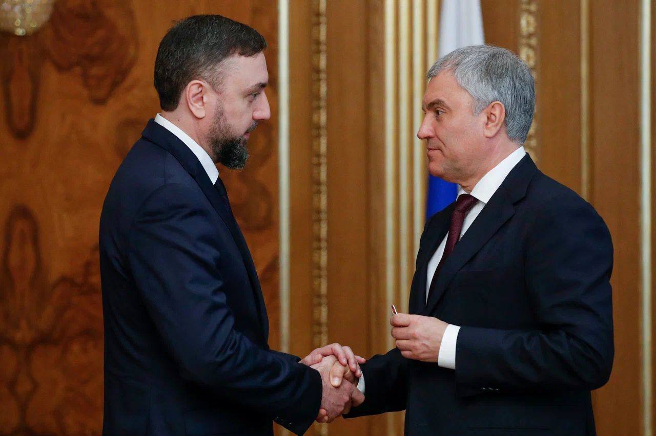 От всей души поздравляю с Днем рождения Председателя Государственной Думы Федерального Собрания Российской Федерации уважаемого Вячеслава Викторовича Володина истинного патриота нашего Отчества чей жизненный путь неразрывно связан со служением Родине Авторитетный государственный деятель талантливый управленец мудрый и справедливый руководитель целеустремленный профессионал обладающий уникальной способностью соединять стратегическое мышление с практическими навыками консолидировать все политические силы для укрепления престижа Государственной Думы как влиятельного и авторитетного органа власти во имя достижения нашей общей цели благополучия и процветания России Искренне благодарен Вячеславу Викторовичу за постоянную помощь участниками специальной военной операции и членам их семей Желаю крепкого здоровья счастья благополучия успехов и удачи в реализации всех намеченных планов во имя Победы Великой России Россия Госдума Володин Деньрождения