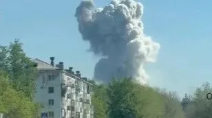 Взрыв на Казцинке девять пострадавших двое в тяжёлом состоянии В Усть Каменогорске локализовали возгорание на заводе Казцинк после взрыва Девять человек получили травмы спасатели продолжают разбор завалов передает ArbatMedia Как сообщили в управлении здравоохранения Восточно Казахстанской области на место выезжали пять бригад скорой медицинской помощи Двое пациентов находятся в тяжёлом состояний Одного доставили в больницу представители Казцинка Ещё одному оказывают помощь на месте говорится в сообщении По предварительным данным утром на территории предприятия взорвалось пылеулавливающее устройство После этого началось горение а часть конструкций обрушилась В МЧС ранее уточняли что четверых пострадавших госпитализировали Спасатели продолжают разбирать завалы на месте Прислать новость