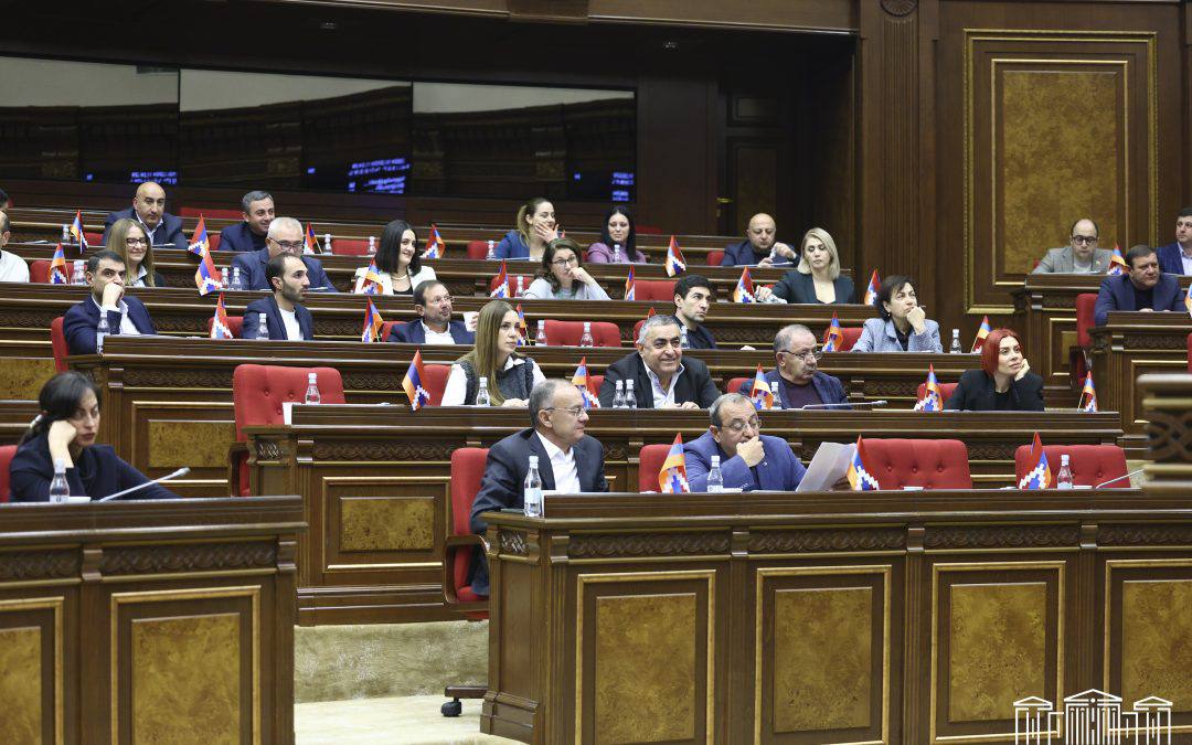 Парламентская фракция «Армения» распространила заявление относительно вашингтонских договорённостей. «Никол Пашинян, в очередной раз злоупотребляя полномочиями, установленными Конституцией и законами, нарушая публично-правовую ответственность, взятую на себя правительством, с помощью ложной пропаганды мира пытается ввести армянский народ в заблуждение с целью обеспечить воспроизводство своего режима», — говорится в заявлении.