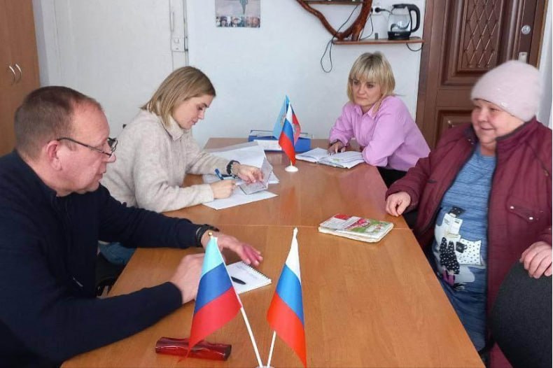 Главврач Свердловской ЦГМБ провел прием граждан в с. Медвежанка  Главный врач Свердловской центральной городской многопрофильной больницы Сергей Николаевич Захаров провел выездной прием граждан в Отделе по обеспечению жизнедеятельности с. Медвежанка.  Жители села активно воспользовались возможностью обратиться к главному врачу.  «Обращения касались самых разных вопросов, включая замену аварийных электроопор, качество оказания медицинской помощи, признание гражданина недееспособным и получение паспорта гражданина Российской Федерации», - отметил Сергей Захаров. Сергей Николаевич дал устные разъяснения по каждому вопросу. Кроме того, по ряду обращений будут направлены депутатские запросы. Решение поднятых проблемных вопросов взято под личный контроль главного врача.