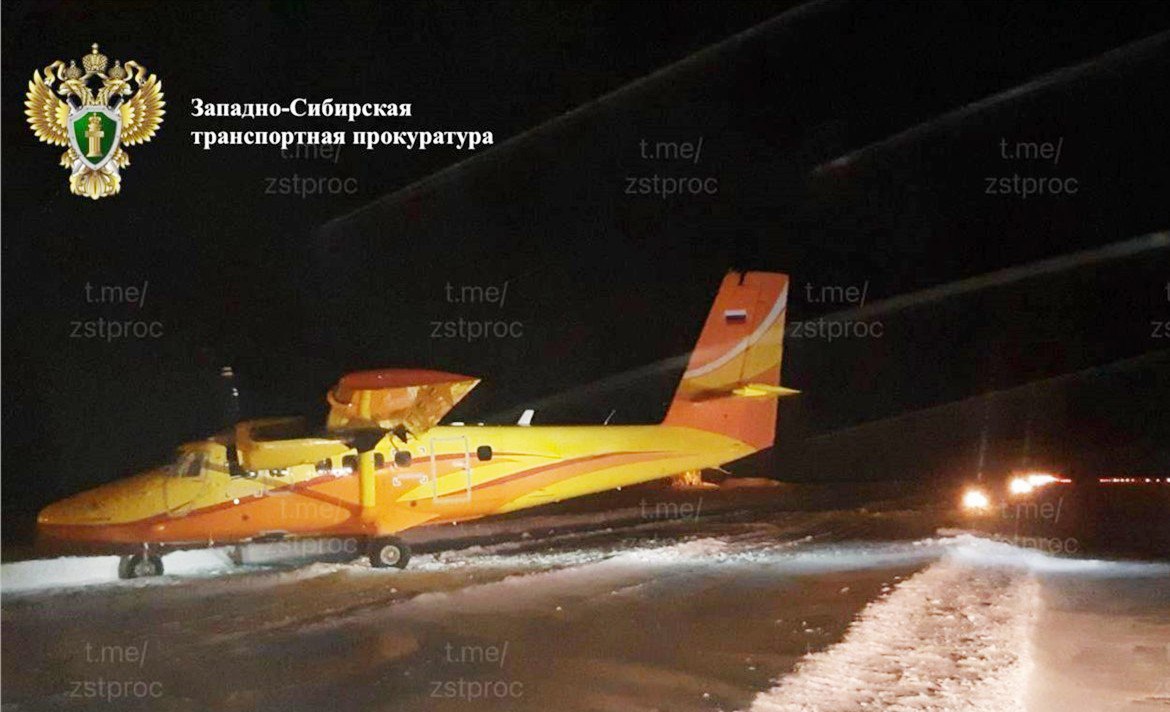В Красноярском крае самолет выкатился за пределы взлетно посадочной полосы На севере Красноярского края в аэропорту села Туруханск турбовинтовой самолет для местных воздушных линий DHC 6 Twin Otter Series 400 выкатился за пределы взлетно посадочной полосы Об этом сообщили в Росавиации прокуратуре и управлении СК на транспорте Инцидент произошел 16 декабря около 20 часов при посадке воздушного судна авиакомпании Арт Авиа выполнявшего служебный рейс из Игарки На борту были только два пилота они не пострадали На расписание рейсов в аэропорту случившееся не повлияло В 22 24 часов самолет отбуксировали на стоянку Специалисты Росавиации классифицировали произошедшее событие как серьезный авиационный инцидент Причины обстоятельства авиаинцидента а также размер ущерба устанавливаются Проводится доследственная проверка Newslab в ТГ МАХ ОК ВК Дзен Буст